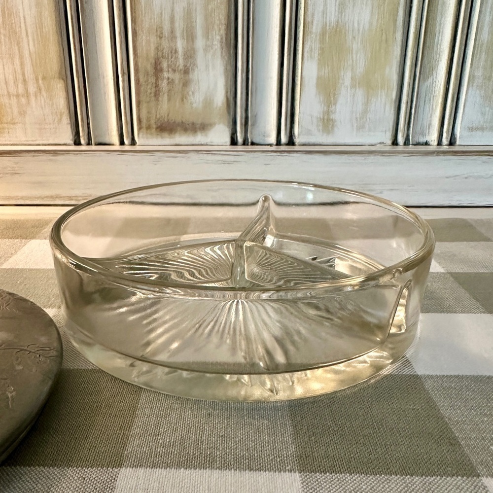 VINTAGE, DIVIDED GLASS DISH WITH A METAL LID. VERY NICE, PREOWNED CONDITION. - Picture 9 of 11